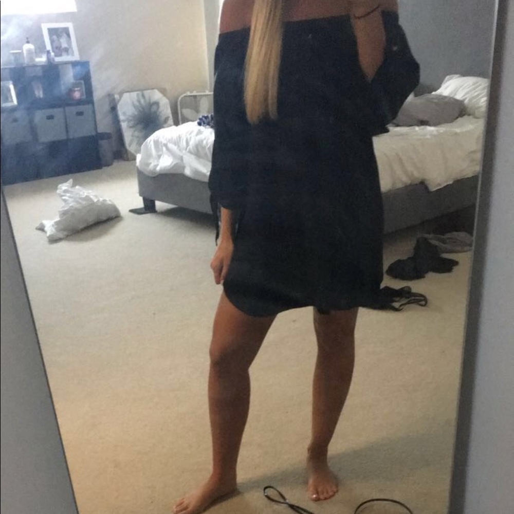 Off shoulder tie sleeve dress